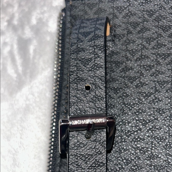 MICHAEL Michael Kors Black Crossbody Bag with Sleek Design - Picture 4 of 8